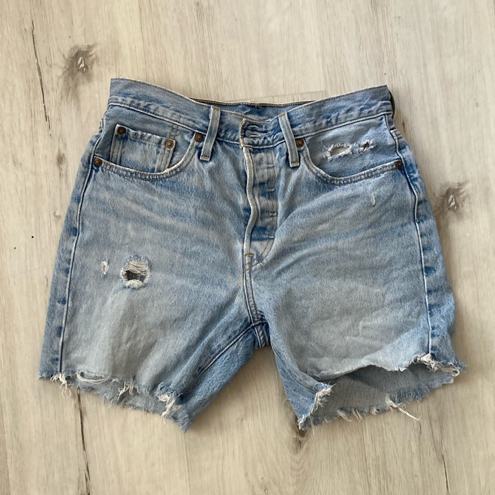 Levi’s 501 mid thigh shorts